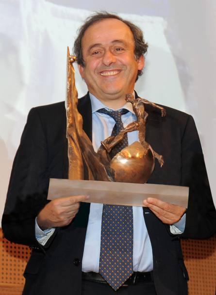 Anche Michel Platini tra i vincitori: correva l&#39;anno 2011. La consegna per la centralit dell&#39;etica del suo progetto: 